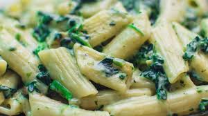 Penne agli spinaci e mozzarella di bufala