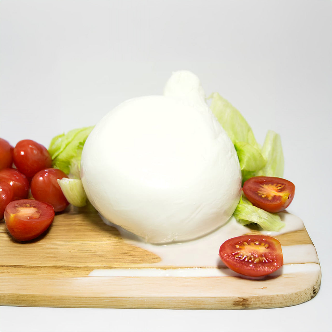 Mozzarella gigante di latte di bufala Argiva su un tagliere