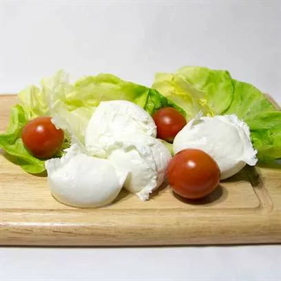 Bocconcini di mozzarella di bufala Argiva su un tagliere